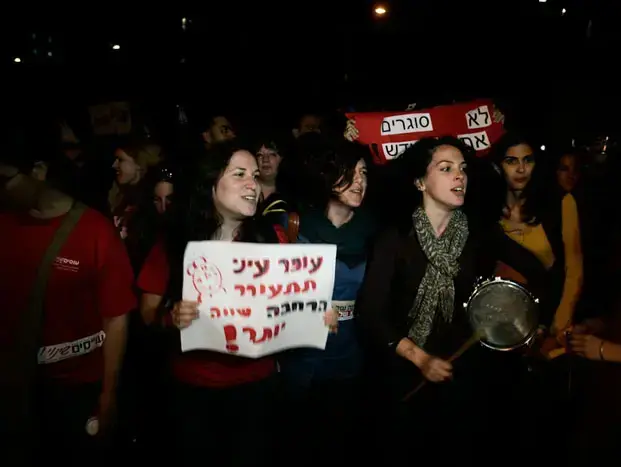 העובדים הסוציאליים השובתים חוסמים את רחוב ארלוזרוב בתל אביב במחאה על שכרם, מרץ 2011 (אורי לנץ) העובדים הסוציאליים השובתים חוסמים את רחוב ארלוזרוב בתל אביב במחאה על שכרם, מרץ 2011 (אורי לנץ)