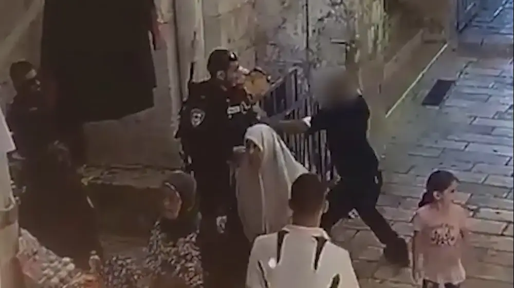 תיעוד ניסיון פיגוע הדקירה בעיר העתיקה בירושלים על ידי תושב אום אל-פחם (צילום מסך , דוברות המשטרה)