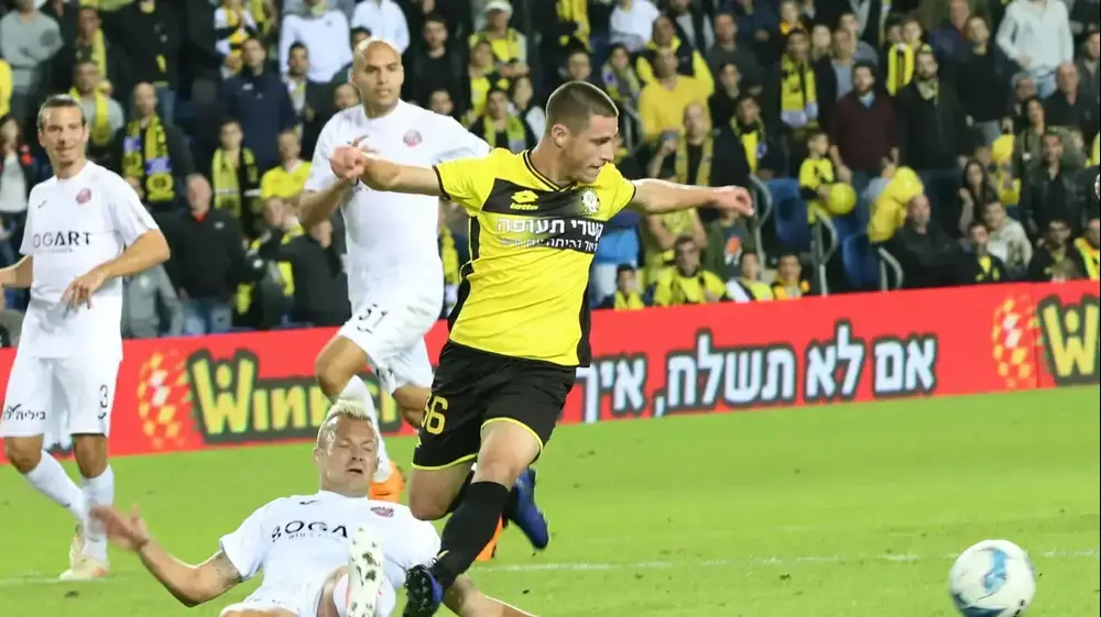 גבי קניקובסקי שחקן מכבי נתניה מול רסמוס סיוסטדט שחקן הפועל חיפה (לילך וייס)