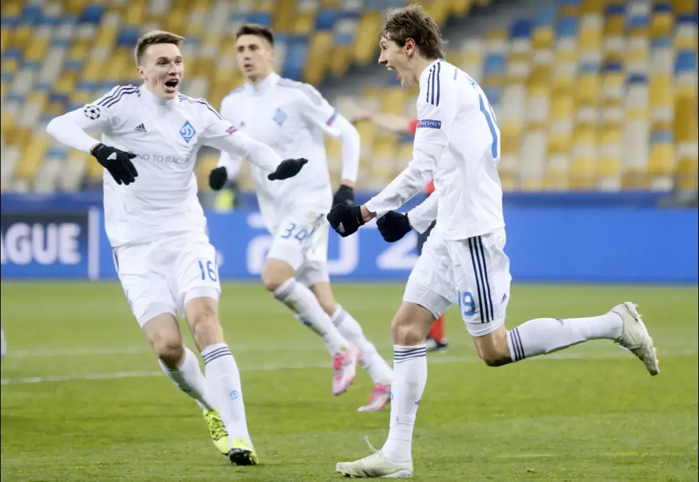 דניס גרמאש שחקן דינמו קייב (ימין) עם סרגיי סידורצ'וק