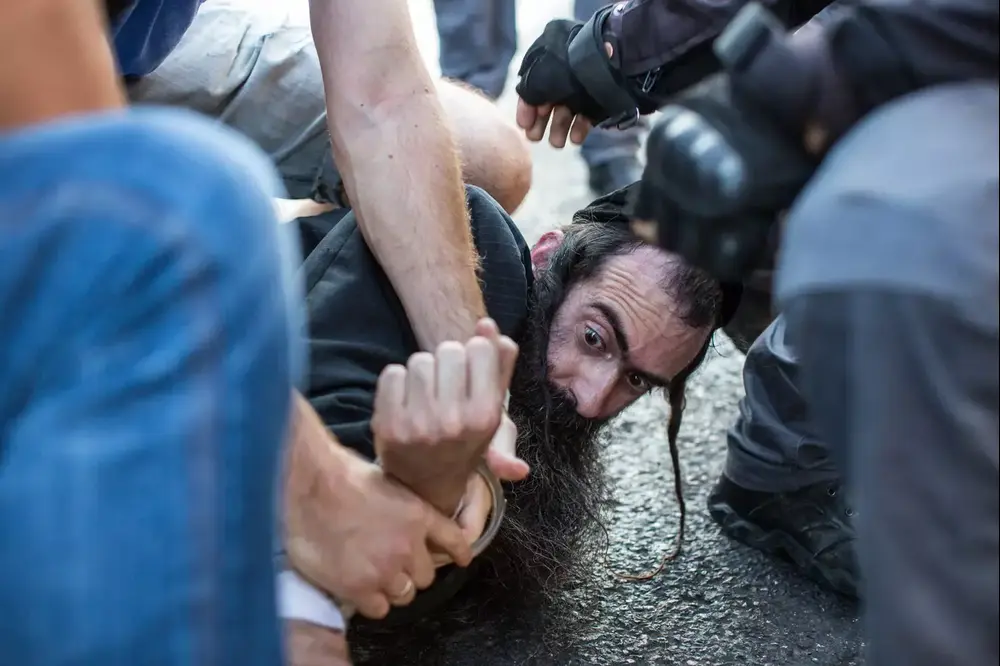 שוטרים משתלטים על ישי שליסל לאחר שדקר ופגע במשתתפים במצעד הגאווה בירושלים. ירושלים, 30 ביולי 2015 (הארץ , אמיל סלמן) שוטרים משתלטים על ישי שליסל לאחר שדקר ופגע במשתתפים במצעד הגאווה בירושלים. ירושלים, 30 ביולי 2015 (הארץ , אמיל סלמן)