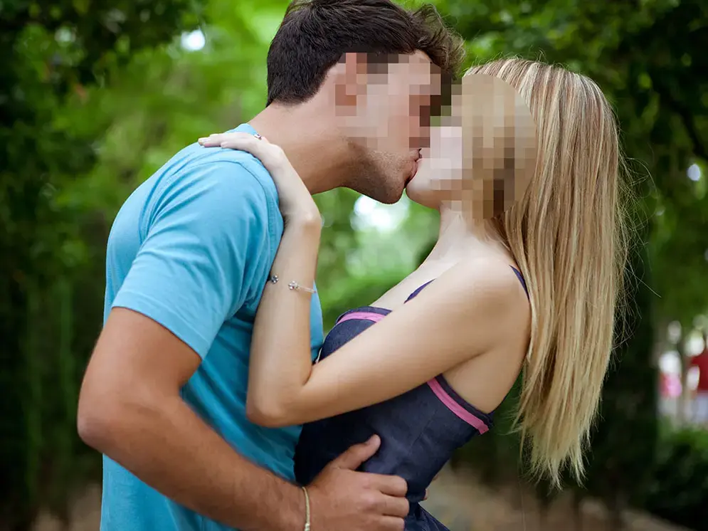 זוג מאוהב או מתנשק עם פנים מטושטשות (ShutterStock)