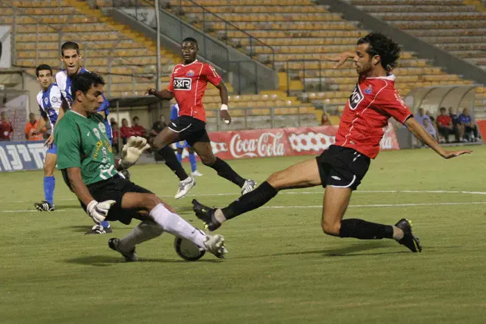 עדן בן בסט שחקן הפועל חיפה מול דודו גורש שוער הפועל עכו