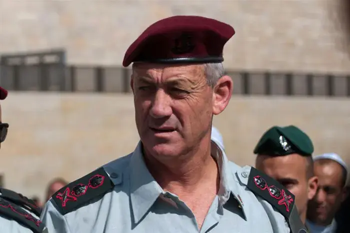 הרמטכ"ל החדש בני גנץ יחד עם הרמטכ"ל היוצא גבי אשכנזי בכותל המערבי בירושלים, פברואר 2011 (עומר מירון) הרמטכ"ל החדש בני גנץ יחד עם הרמטכ"ל היוצא גבי אשכנזי בכותל המערבי בירושלים, פברואר 2011 (עומר מירון)