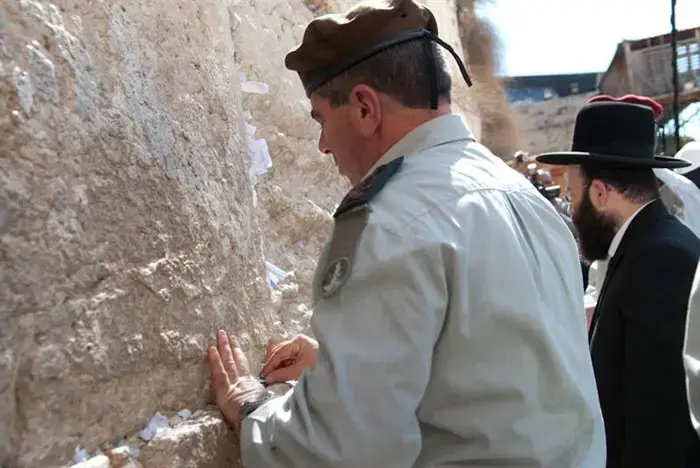הרמטכ"ל החדש בני גנץ יחד עם הרמטכ"ל היוצא גבי אשכנזי בכותל המערבי בירושלים, פברואר 2011 (עומר מירון) הרמטכ"ל החדש בני גנץ יחד עם הרמטכ"ל היוצא גבי אשכנזי בכותל המערבי בירושלים, פברואר 2011 (עומר מירון)
