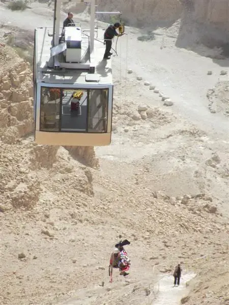אדם שהתמוטט במצדה חולץ בעזרת הרכבל, פברואר 2011 (יח"צ) אדם שהתמוטט במצדה חולץ בעזרת הרכבל, פברואר 2011 (יח"צ)