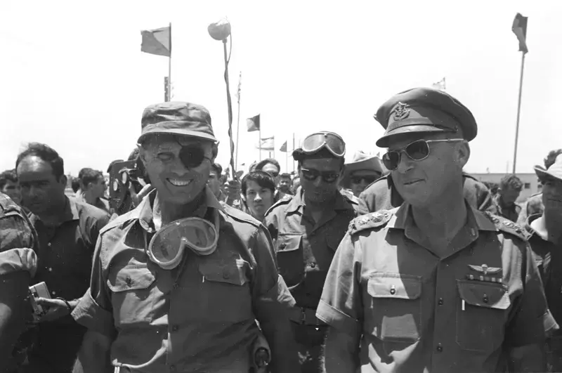 ביקור ראש הממשלה שר הביטחון והרמטכ"ל, 1.07.1967 (מערכת וואלה! NEWS , באדיבות ארכיון צה"ל במשרד הביטחון ו"במחנה")