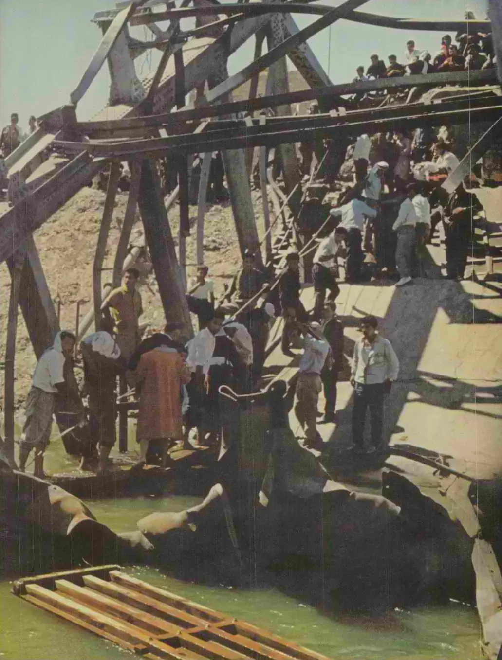פליטים ערבים עוברים דרך גשר אלנבי ההרוס לירדן, 1976 (צילום מסך , מגזין לייף)
