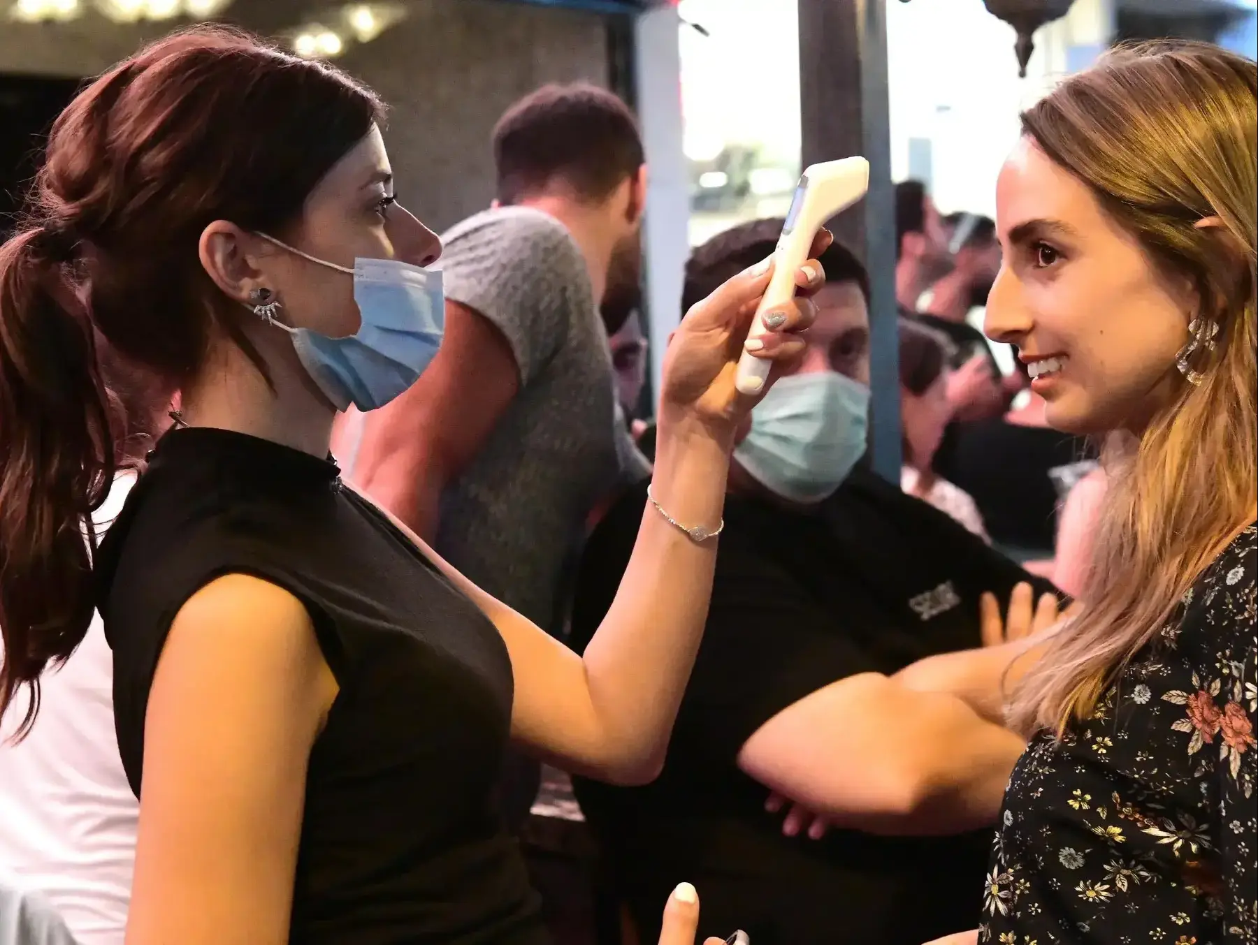 פתיחת המסעדות וברים ברחובות תל אביב. 27 במאי 2020 (ראובן קסטרו) פתיחת המסעדות וברים ברחובות תל אביב. 27 במאי 2020 (ראובן קסטרו)