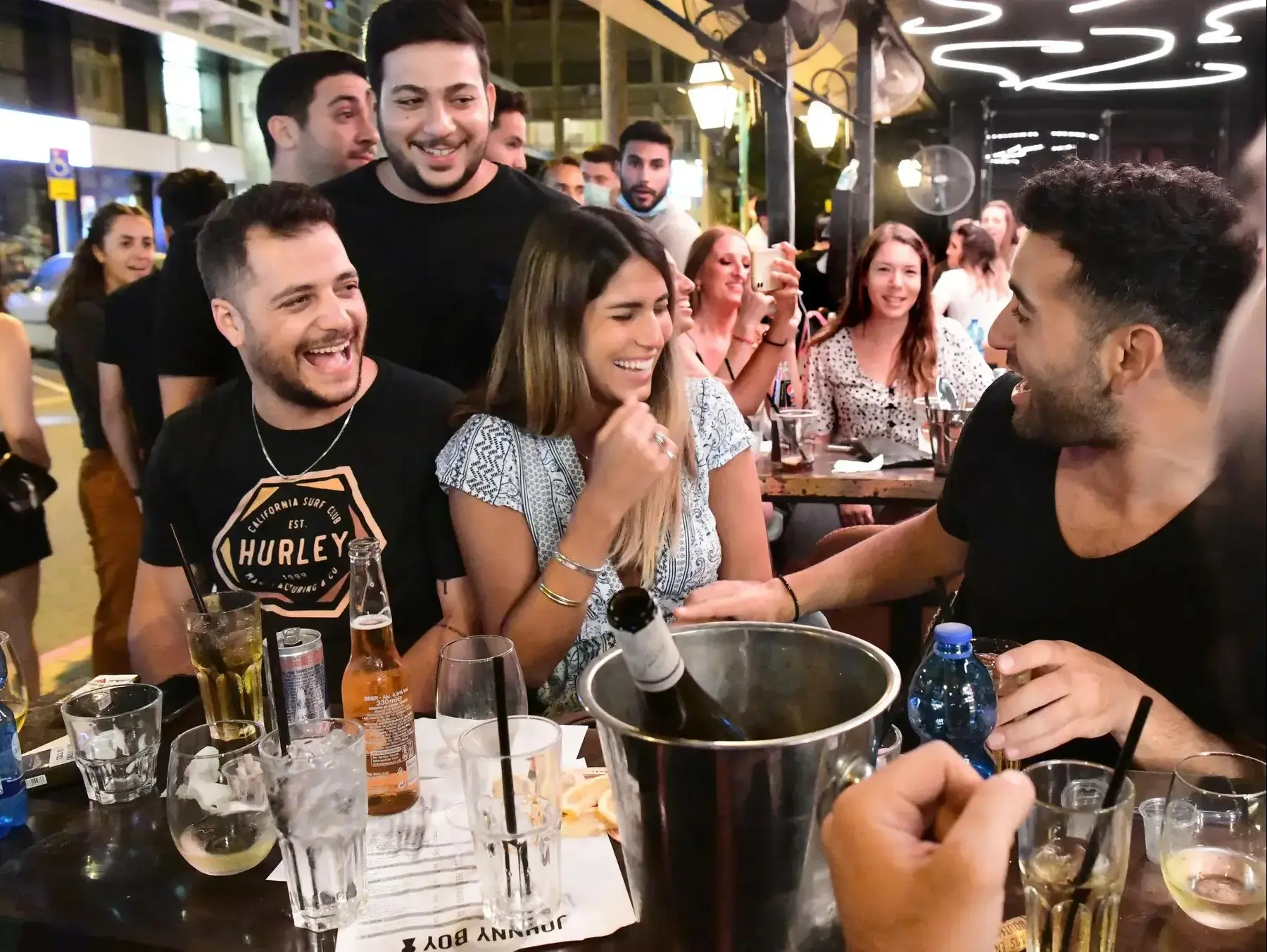 פתיחת המסעדות וברים ברחובות תל אביב. 27 במאי 2020 (ראובן קסטרו) פתיחת המסעדות וברים ברחובות תל אביב. 27 במאי 2020 (ראובן קסטרו)