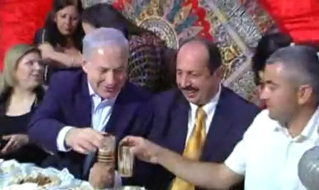 אבי פחימה בחגיגות המימונה עם ראש הממשלה בנימין נתניהו בבית משפחת פחימה באור עקיבא (צילום מסך) אבי פחימה בחגיגות המימונה עם ראש הממשלה בנימין נתניהו בבית משפחת פחימה באור עקיבא (צילום מסך)