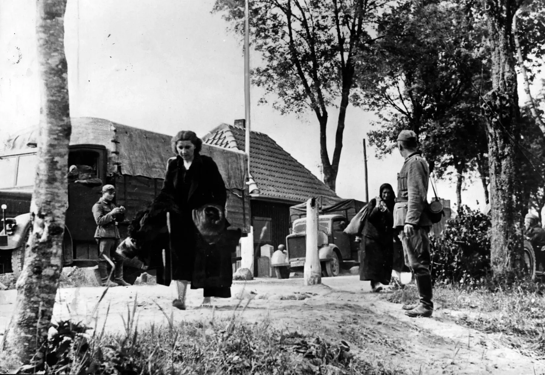 חיילים גרמנים מגרשים אישה סובייטית מביתה, 1941, מבצע ברברוסה (GettyImages) חיילים גרמנים מגרשים אישה סובייטית מביתה, 1941, מבצע ברברוסה (GettyImages)