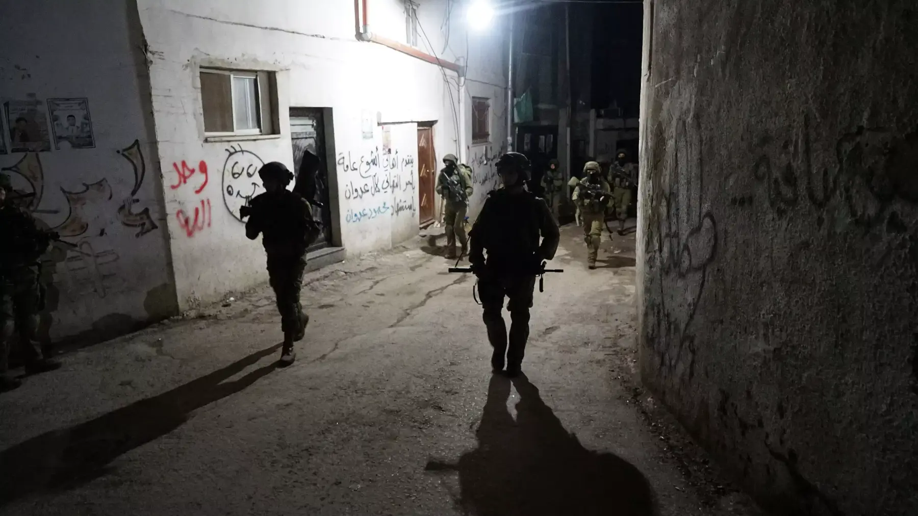 כוח צה"ל במעצר מבוקשים ואיתור אמצעי לחימה במחנה פליטים קלנדיה. 16 בדצמבר 2015 (דובר צה"ל) כוח צה"ל במעצר מבוקשים ואיתור אמצעי לחימה במחנה פליטים קלנדיה. 16 בדצמבר 2015 (דובר צה"ל)