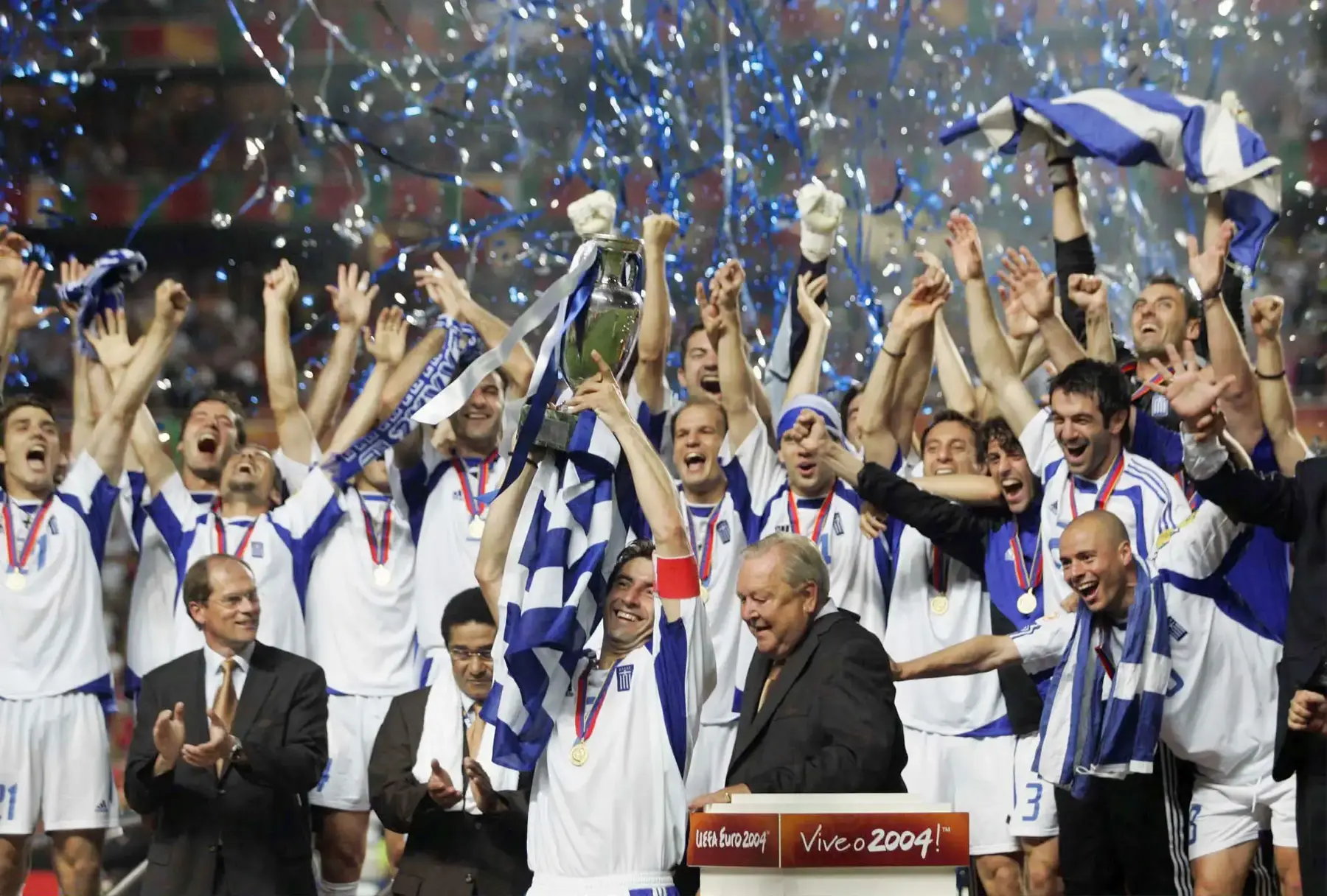 יוון זוכה ביורו 2004 (GettyImages) יוון זוכה ביורו 2004 (GettyImages)