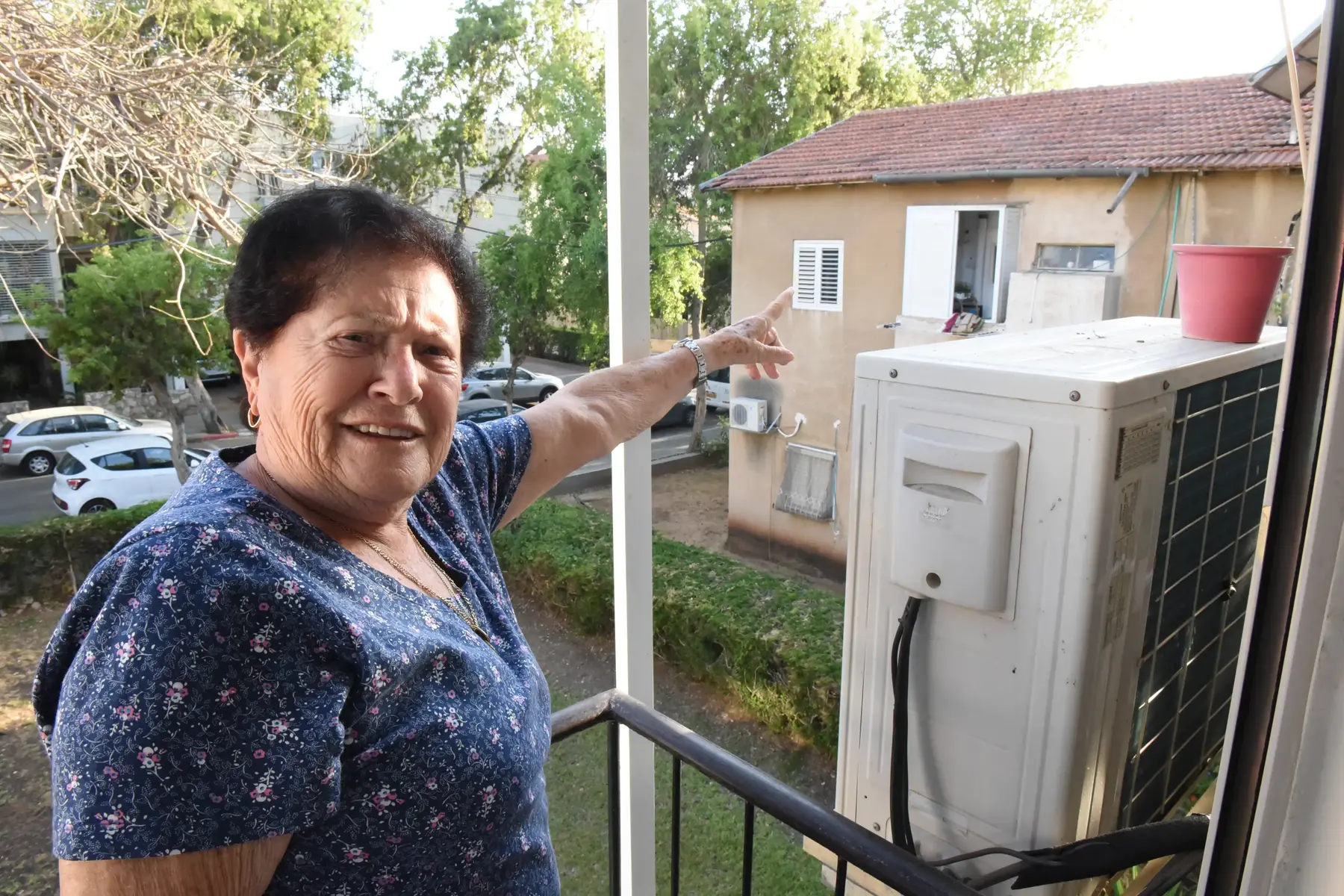 מלכה מנצי גלעד מצביעה על הבית שנפגע בהפגזת תל אביב במחלמת ששת הימים (ראובן קסטרו) מלכה מנצי גלעד מצביעה על הבית שנפגע בהפגזת תל אביב במחלמת ששת הימים (ראובן קסטרו)