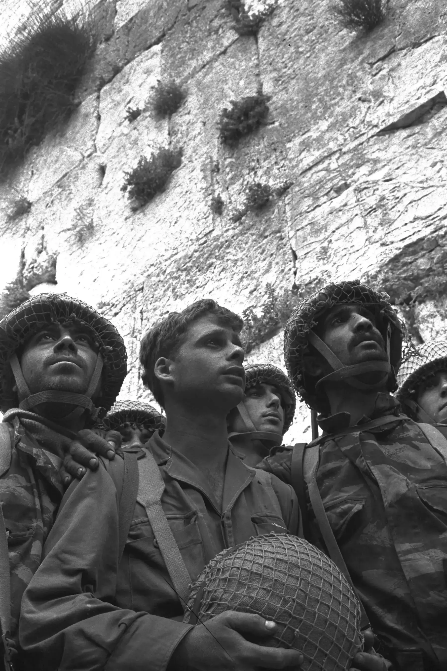חיילי צה"ל בכותל אחרי מלחמת ששת הימים (לשכת העיתונות הממשלתית , דוד רובינגר) חיילי צה"ל בכותל אחרי מלחמת ששת הימים (לשכת העיתונות הממשלתית , דוד רובינגר)