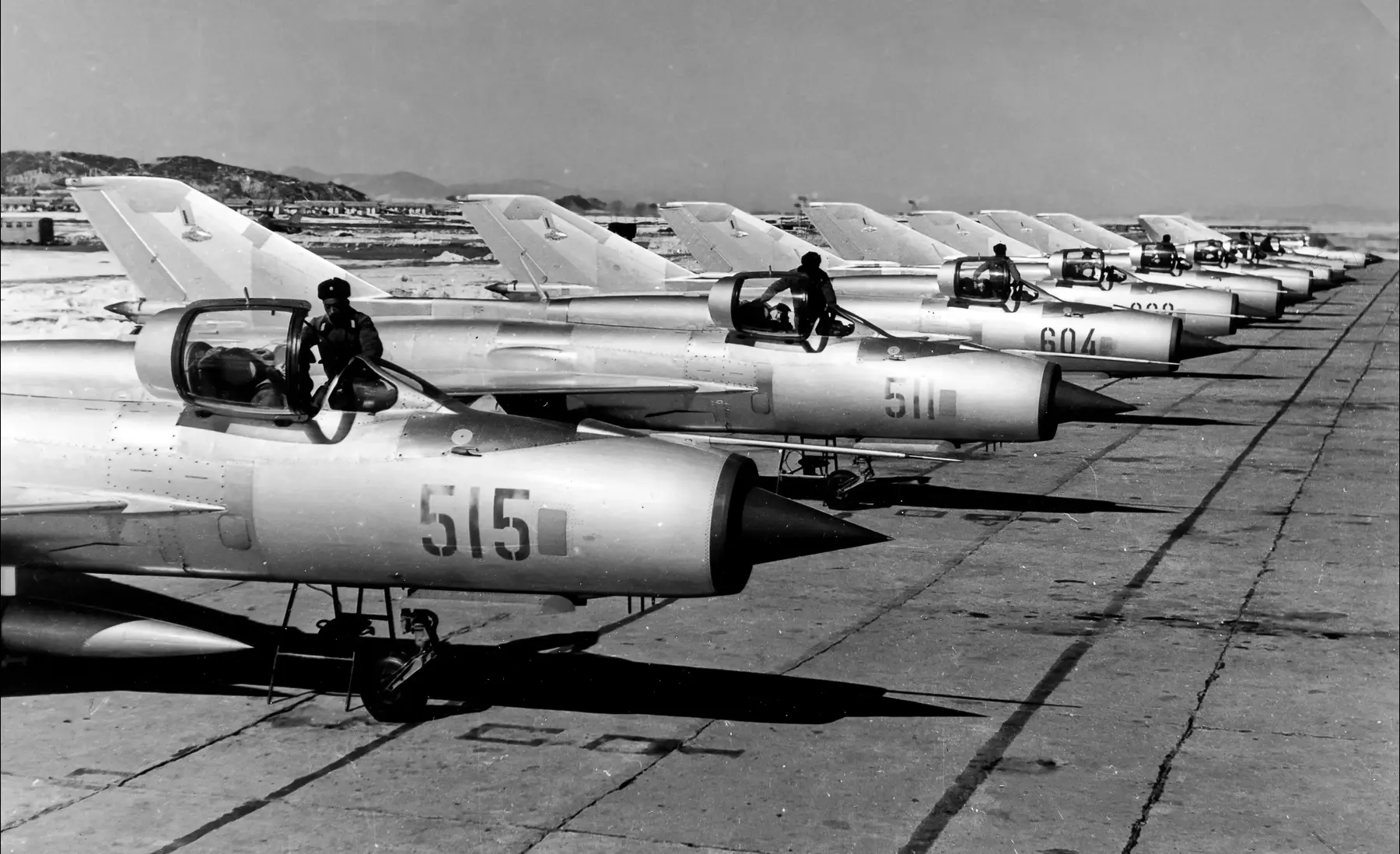 מטוסי קרב של חיל האוויר של קוריאה הצפונית, 1972 (AP) מטוסי קרב של חיל האוויר של קוריאה הצפונית, 1972 (AP)
