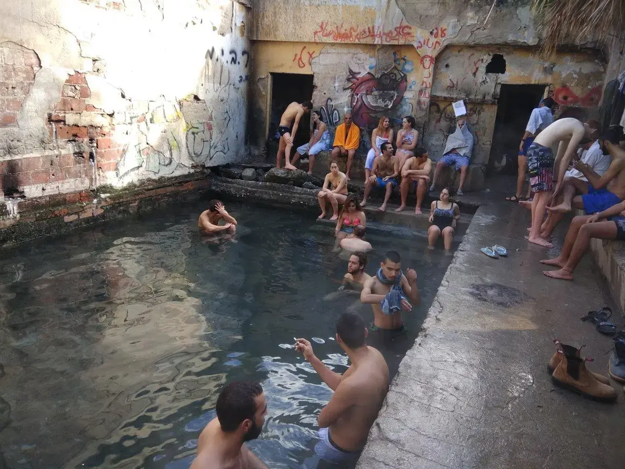 מעיינות חמים עין ג'ונס (אייל שפירא , איל שפירא) מעיינות חמים עין ג'ונס (אייל שפירא , איל שפירא)