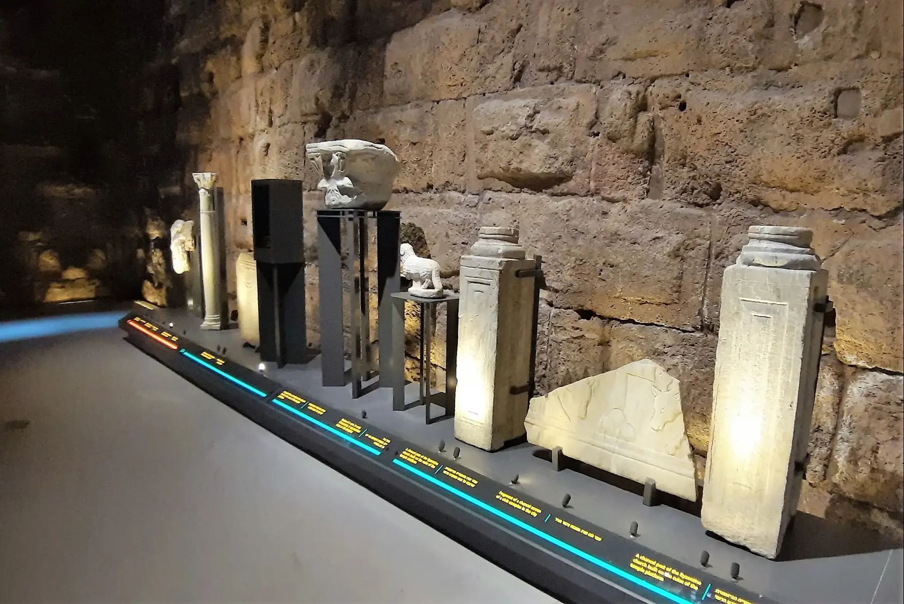 ממצאים ארכיאולוגיים במרכז המבקרים החדש בקיסריה (זיו ריינשטיין) ממצאים ארכיאולוגיים במרכז המבקרים החדש בקיסריה (זיו ריינשטיין)