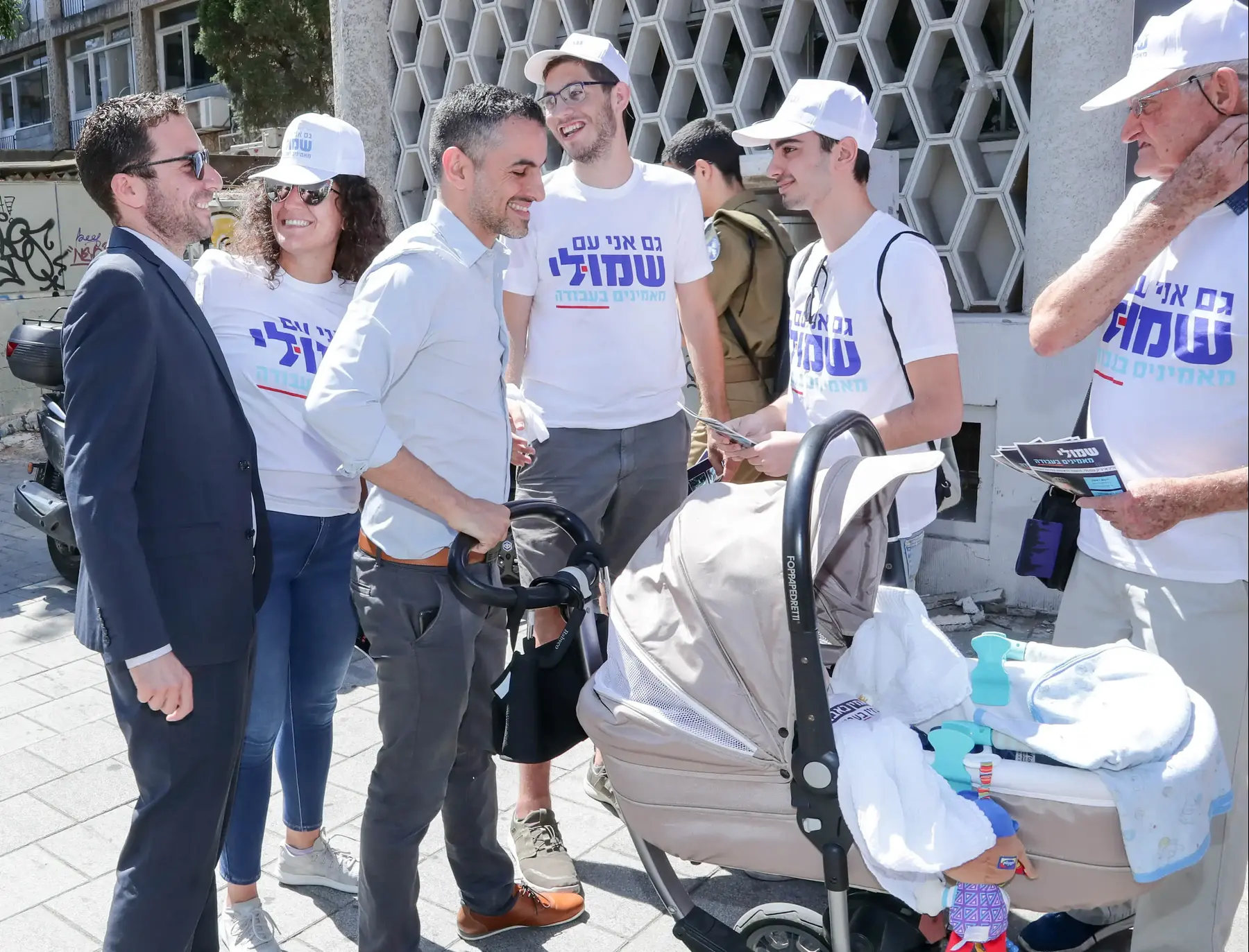 איציק שמולי ובן זוגו בפריימריז במפלגת העבודה בתל אביב, יולי 2019 (דני מרון) איציק שמולי ובן זוגו בפריימריז במפלגת העבודה בתל אביב, יולי 2019 (דני מרון)
