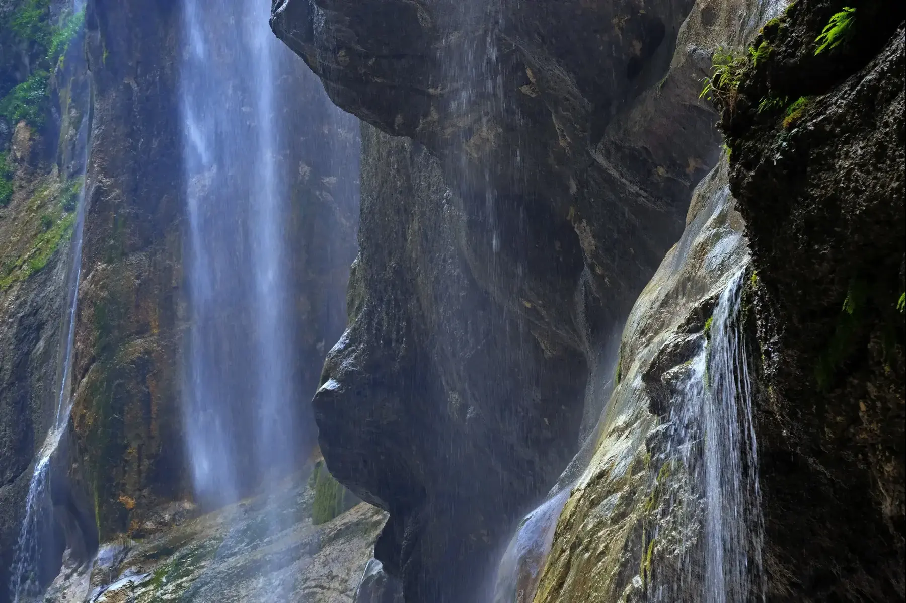 מפלי הדבש (Medovye Falls) בקווקז הרוסי (אתר רשמי , אדי גרלד) מפלי הדבש (Medovye Falls) בקווקז הרוסי (אתר רשמי , אדי גרלד)