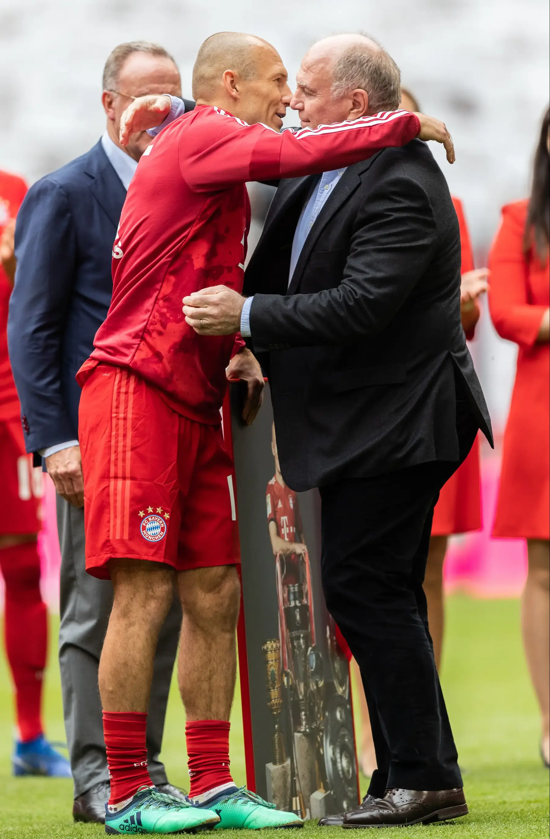 נשיא באיירן מינכן אולי הנס עם אריאן רובן (GettyImages) נשיא באיירן מינכן אולי הנס עם אריאן רובן (GettyImages)
