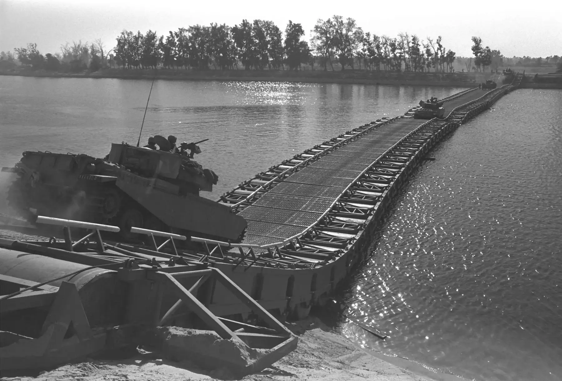 טנקים של צה"ל חוצים את תעלת סואץ, אוקטובר 1973 (GettyImages) טנקים של צה"ל חוצים את תעלת סואץ, אוקטובר 1973 (GettyImages)