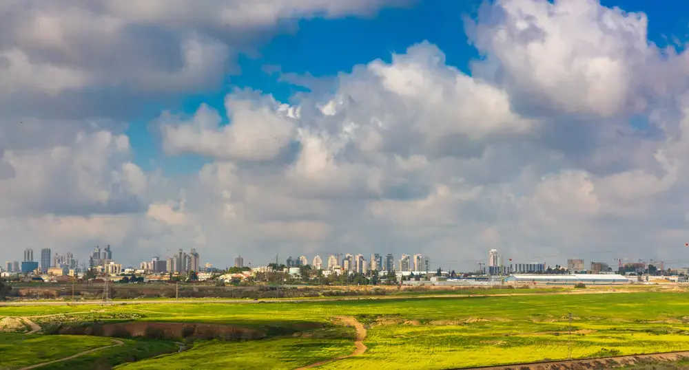 שדות על רקע העיר באר שבע (ShutterStock) שדות על רקע העיר באר שבע (ShutterStock)