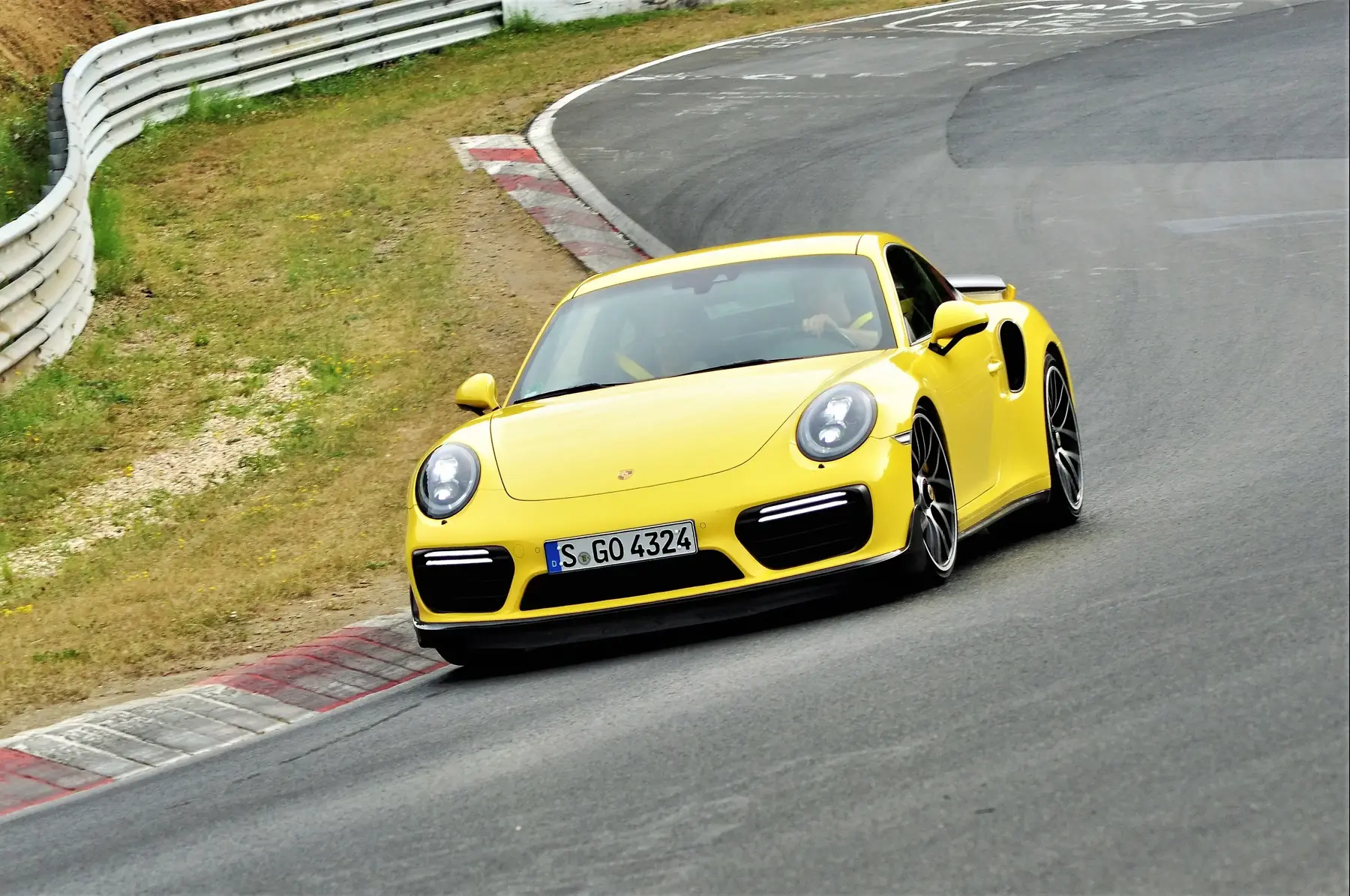 פורשה 911 וקיימן בנורבורגרינג (קינן כהן , Apex Nürburg, Claire Kesselaar, Felix Töllich) פורשה 911 וקיימן בנורבורגרינג (קינן כהן , Apex Nürburg, Claire Kesselaar, Felix Töllich)