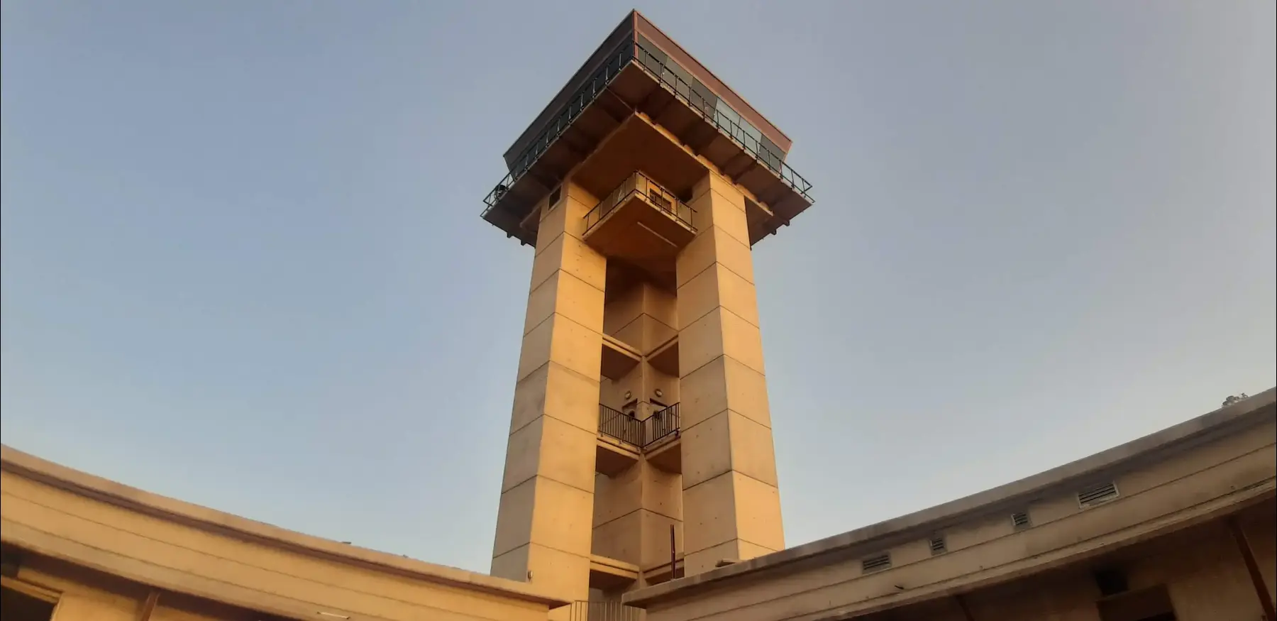 מגדל הפיקוח בשדה דב (זיו ריינשטיין) מגדל הפיקוח בשדה דב (זיו ריינשטיין)