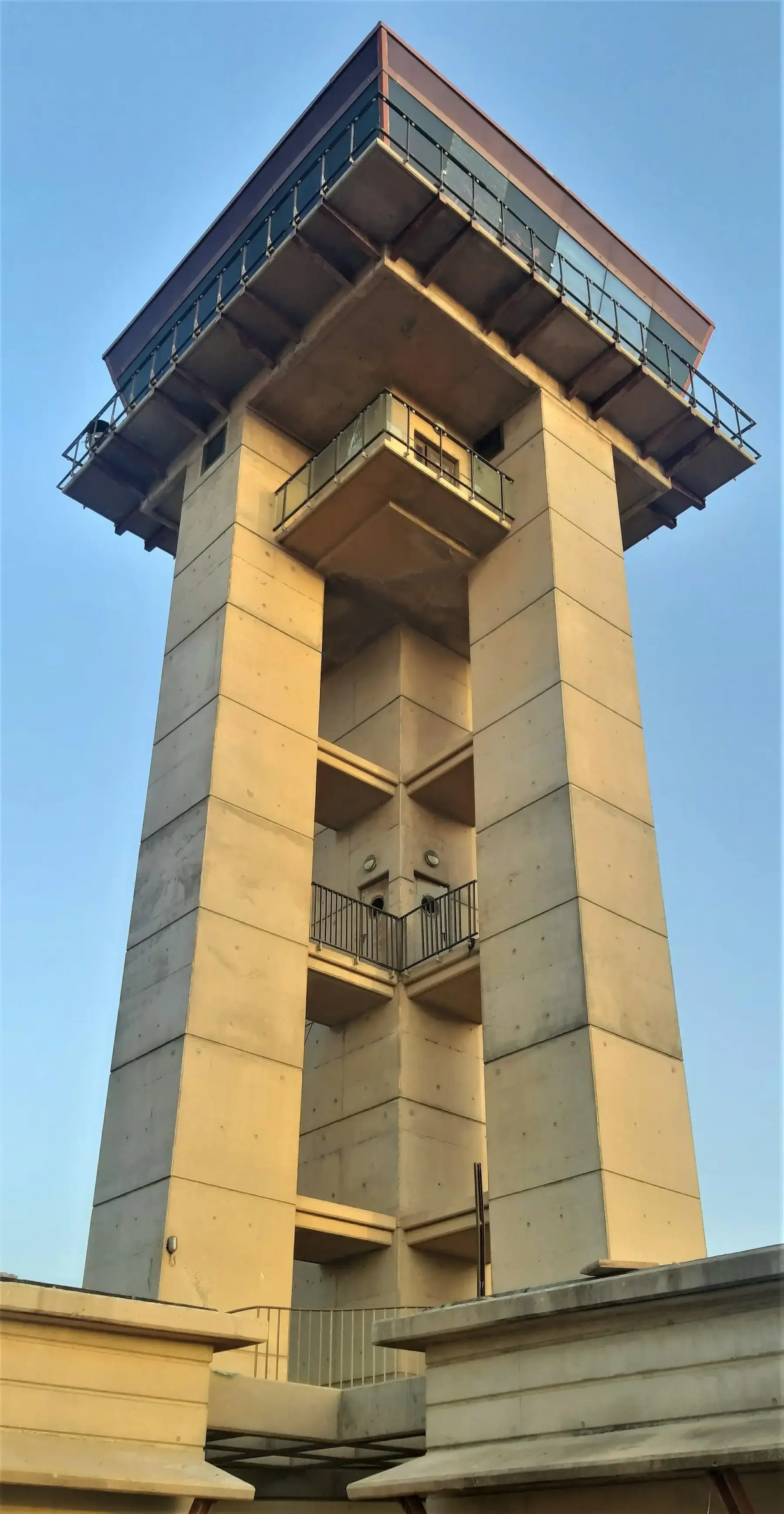 מגדל הפיקוח בשדה דב (זיו ריינשטיין) מגדל הפיקוח בשדה דב (זיו ריינשטיין)