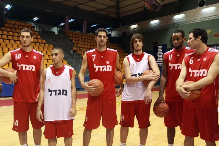שחקני הפועל ירושלים דניאל תמיר, רם אליאספור,, שרון ששון, אורי קוקייה, גיא דותן, ליאו ליונס (מגד גוזני) שחקני הפועל ירושלים דניאל תמיר, רם אליאספור,, שרון ששון, אורי קוקייה, גיא דותן, ליאו ליונס (מגד גוזני)