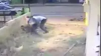 מול המצלמה: שוטרים מכים חייל ממוצא אתיופי (ספק 500) מול המצלמה: שוטרים מכים חייל ממוצא אתיופי (ספק 500)