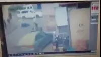 בלשי מג"ב עוצרים נערים פלסטינים בבי"ס במזרח ירושלים (צילום מסך) בלשי מג"ב עוצרים נערים פלסטינים בבי"ס במזרח ירושלים (צילום מסך)