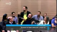 דוד מזרחי, מיוזמי מחאת האפודים: "האפודים הזוהרים הולכים להאיר הרבה משפחות. אני מייצג את הילדים הרעבים שהאבות שלהם מפחדים מחשבון החשמל. נחנקנו מכל המילים היפות. הייתי מצביע ליכוד, הליכוד בגד בנו וירק לנו בפנים" (ערוץ הכנסת)