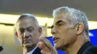יאיר לפיד ובני גנץ בחשיפת התוכנית הכלכלית-חברתית של כחול לבן, גני התערוכה, 21 במרץ 2019 (ראובן קסטרו) יאיר לפיד ובני גנץ בחשיפת התוכנית הכלכלית-חברתית של כחול לבן, גני התערוכה, 21 במרץ 2019 (ראובן קסטרו)