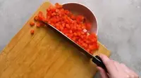 איך משתמשים בקרש חיתוך? (אתר רשמי , 5-Minute Crafts GIRLY) איך משתמשים בקרש חיתוך? (אתר רשמי , 5-Minute Crafts GIRLY)