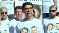 משפחת גולדין ונציגי משפחות שכולות נוספות לא השתתפו בטקס
הממלכתי לחללי מבצע צוק איתן בו משתתף ראש הממשלה
יו"ר כחול לבן הבטיח לבני משפחת גולדין כי כל הסדר עתידי
מול חמאס יכלול קודם כל את השבת הבנים הביתה (רוני כנפו) משפחת גולדין ונציגי משפחות שכולות נוספות לא השתתפו בטקס
הממלכתי לחללי מבצע צוק איתן בו משתתף ראש הממשלה
יו"ר כחול לבן הבטיח לבני משפחת גולדין כי כל הסדר עתידי
מול חמאס יכלול קודם כל את השבת הבנים הביתה (רוני כנפו)