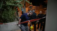 שוטרים בזירת הרצח בנצרת, בה נורה למוות גבר בן 44. ה-23 לספטמבר 2019 (דוברות משטרת ישראל) שוטרים בזירת הרצח בנצרת, בה נורה למוות גבר בן 44. ה-23 לספטמבר 2019 (דוברות משטרת ישראל)