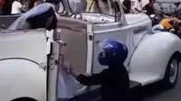 אופנוען עוצר את האקסית שלו בדרך לחתונה (צילום מסך) אופנוען עוצר את האקסית שלו בדרך לחתונה (צילום מסך)