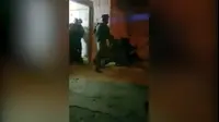 תיעוד: עימותים פרצו בין שוטרים לתושבים בשכונת עיסאוויה
שבמזרח ירושלים בעקבות מעצר של אחד מתושבי השכונה
במסגרת הפרות הסדר הושלכו בקבוקי תבערה ואבנים
לעבר הכוחות, שהגיבו באמצעים לפיזור הפגנות (אתר רשמי) תיעוד: עימותים פרצו בין שוטרים לתושבים בשכונת עיסאוויה
שבמזרח ירושלים בעקבות מעצר של אחד מתושבי השכונה
במסגרת הפרות הסדר הושלכו בקבוקי תבערה ואבנים
לעבר הכוחות, שהגיבו באמצעים לפיזור הפגנות (אתר רשמי)