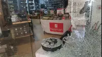 אלמונים ניפצו זגוגיות של 14 בתי עסק במתחם קניות בראש פינה (אתר רשמי , חזי שגב) אלמונים ניפצו זגוגיות של 14 בתי עסק במתחם קניות בראש פינה (אתר רשמי , חזי שגב)