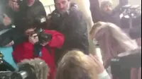 קפריסין: ביהמ"ש גזר 4 חודשי מאסר על תנאי על הצעירה הבריטית בת ה-19, שהורשעה בהטרדת הציבור בעקבות תלונת שווא על אונס ע"י קבוצת ישראלים
פראלימני, קפריסין
אמה של הצעירה הבריטית הודתה למפגינים לאחר השמעת גזר הדין:
"אני רוצה להודות לכל מי שהאמין שנשיג צדק. היא חוזרת הביתה"
עשרות פעילים התאספו סמוך לביהמ"ש על מנת לתמוך בצעירה הבריטית;
הפעילים קראו "קפריסין תתביישי" ו"אל תגידו בני טובים, אנסים הם אנסים" (אתר רשמי) קפריסין: ביהמ"ש גזר 4 חודשי מאסר על תנאי על הצעירה הבריטית בת ה-19, שהורשעה בהטרדת הציבור בעקבות תלונת שווא על אונס ע"י קבוצת ישראלים
פראלימני, קפריסין
אמה של הצעירה הבריטית הודתה למפגינים לאחר השמעת גזר הדין:
"אני רוצה להודות לכל מי שהאמין שנשיג צדק. היא חוזרת הביתה"
עשרות פעילים התאספו סמוך לביהמ"ש על מנת לתמוך בצעירה הבריטית;
הפעילים קראו "קפריסין תתביישי" ו"אל תגידו בני טובים, אנסים הם אנסים" (אתר רשמי)