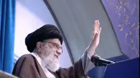 "נחשף טבעה הטרוריסטי של ארה"ב":
לראשונה מזה שמונה שנים, נאם מנהיג איראן, עלי חמינאי, בפילות יום השישי בטהראן. בדבריו האשים את וושינגטון בעידוד אזרחי איראן לצאת להפגנות (רויטרס) "נחשף טבעה הטרוריסטי של ארה"ב":
לראשונה מזה שמונה שנים, נאם מנהיג איראן, עלי חמינאי, בפילות יום השישי בטהראן. בדבריו האשים את וושינגטון בעידוד אזרחי איראן לצאת להפגנות (רויטרס)