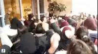 הורים ותלמידות מבית הספר לבנות בשייח ג'ראח בירושלים מוחים על ההחלטה
להפוך אותו לטכנולוגי וקוראים להמשיך את מסלולי הלימודים לבגרות פלסטינית (אתר רשמי) הורים ותלמידות מבית הספר לבנות בשייח ג'ראח בירושלים מוחים על ההחלטה
להפוך אותו לטכנולוגי וקוראים להמשיך את מסלולי הלימודים לבגרות פלסטינית (אתר רשמי)