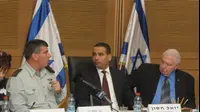 הרמטכ"ל גבי אשכנזי, חבר הכנסת יואל חסון ומבקר המדינה מיכה לינדנשטראוס בועדה לביקורת המדינה, ינואר 2011 (עומר מירון) הרמטכ"ל גבי אשכנזי, חבר הכנסת יואל חסון ומבקר המדינה מיכה לינדנשטראוס בועדה לביקורת המדינה, ינואר 2011 (עומר מירון)