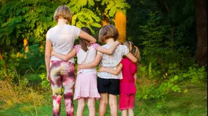 ילדים עצובים עומדים מחובקים (ShutterStock)