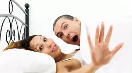 זוג נתפס במיטה (ShutterStock)