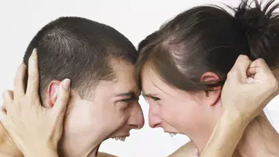 ריב זוג אוהבים (ShutterStock) ריב זוג אוהבים (ShutterStock)