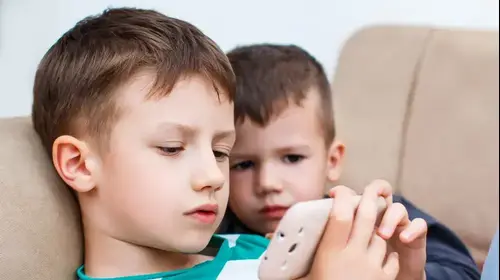 ילד עם סמארטפון (ShutterStock) ילד עם סמארטפון (ShutterStock)